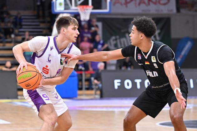BG Göttingen vs. RheinStars Cologne, September 26, 2026, Göttingen Basketball, Men s 2nd Bundesliga, ProA, BG Göttingen vs. RheinStars Cologne, Sparkassen Arena, Radvilas Kneizys (left), BG Göttingen dribbling against Maximilian Begue (right), RheinStars Cologne, Göttingen, Lower Saxony, Germany