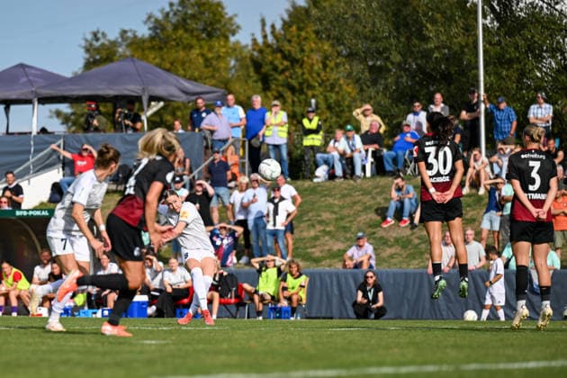 September 25, 2026, Soccer, 1st Round of the 2026–2027 DFB Women s Cup, SG 99 Andernach vs. SC Freiburg, Emelie Hesselbach 8: SG 99 Andernach takes a free kick in the final minutes; the Freiburg wall, centered around Ilayda Acikgöz and Alina Axtmann, jumps high