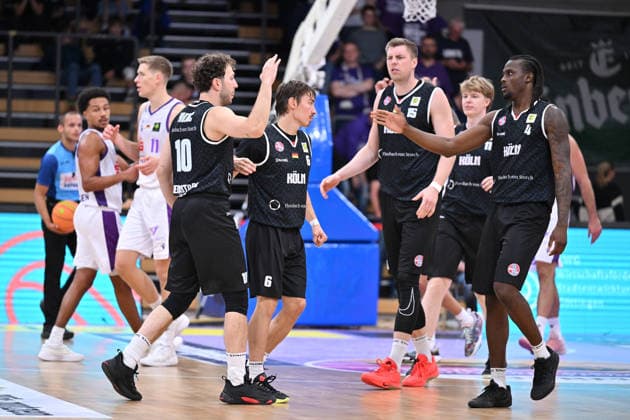 BG Göttingen vs. RheinStars Cologne, September 26, 2026, Göttingen Basketball, Men’s 2nd Bundesliga, ProA, BG Göttingen vs. RheinStars Cologne, Sparkassen Arena: Haris Hujic (2nd from left), RheinStars Cologne; Jasper Günther (3rd from left), RheinStars Cologne; and Björn Rohwer (2nd from right), RheinStars Cologne, high-fiving in Göttingen, Lower Saxony, Germany