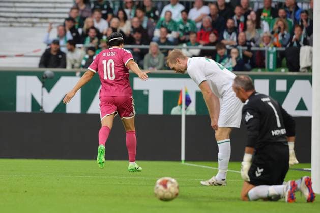 September 26, 2026, Soccer, FBL Men, Friendly Match, 100 Years of the Weserstadion, Werder Legends 2026 Showdown, Werder Legends vs. Real Madrid Leyendas, goal celebration, cheers, goal scorer(s), Rubén de la Red, Gutiérrez, Real Madrid Leyendas celebrating the goal that put them ahead 0–1, goalkeeper Andreas Reinke, Werder Legends, photo by nordphoto GmbH, Tauchnitz, Bremen, Weserstadion, Bremen, Germany Copyright: xnordphotoxGmbHx xTauchnitzx