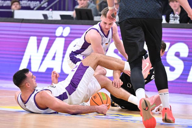 BG Göttingen vs. RheinStars Köln, September 26, 2026, Göttingen Basketball, Men s 2nd Bundesliga, ProA, BG Göttingen vs. RheinStars Köln, Sparkassen Arena: Omar Pajic (left), BG Göttingen battles for the ball with Jasper Günther (right) and RheinStars Köln, Göttingen, Lower Saxony, Germany