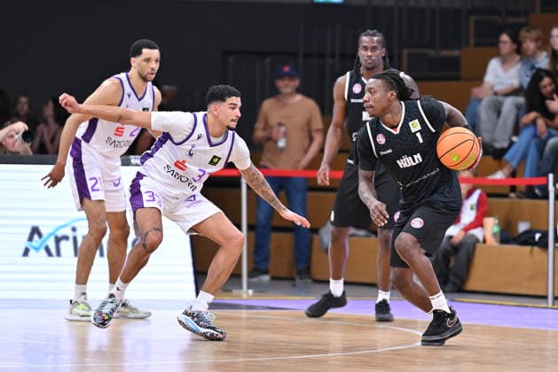 BG Göttingen vs. RheinStars Cologne, September 26, 2026, Göttingen Basketball, Men s 2nd Bundesliga, ProA, BG Göttingen vs. RheinStars Cologne, Sparkassen Arena, Antonio Deshon Williams (R), RheinStars Cologne dribbling against Tai Bibbs (L), BG Göttingen, Göttingen, Lower Saxony, Germany