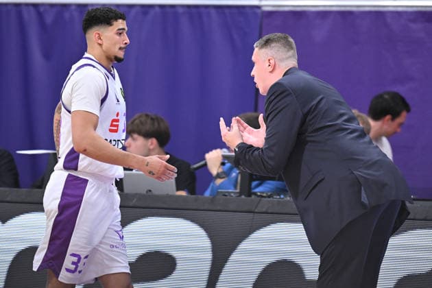 BG Göttingen vs. RheinStars Cologne, September 26, 2026, Göttingen Basketball, Men s 2nd Bundesliga, ProA, BG Göttingen vs. RheinStars Cologne, Sparkassen Arena, Tai Bibbs (left), BG Göttingen speaks with Head Coach Martins Gulbis (right), BG Göttingen, Göttingen, Lower Saxony, Germany