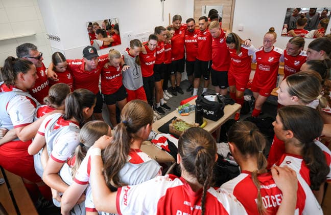 Soccer: DFB Women s Cup, First Round, 2026–2027 Season, September 26, 2026: SV Eutingen vs. FC Carl Zeiss Jena. Featured image: SV Eutingen team huddle in the locker room before the game; Coach Dominik Rakoczy, fourth from the left.