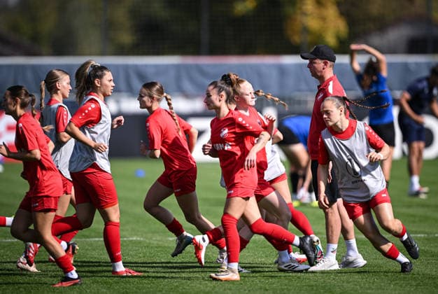 Soccer: DFB Women s Cup, First Round, 2026–2027 Season, September 26, 2026: SV Eutingen vs. FC Carl Zeiss Jena. Warm-up: SV Eutingen team. Coach Dominik Rakoczy, second from the right.