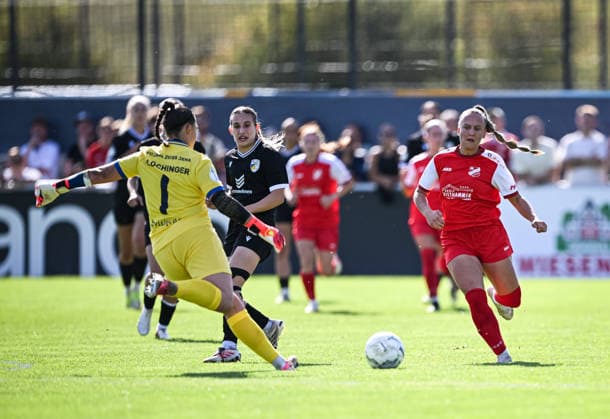 Soccer, DFB Women s Cup, First Round, 2026–2027 Season, September 26, 2026: SV Eutingen vs. FC Carl Zeiss Jena. Tia Luz (right), SV Eutingen, against goalkeeper Silina Ploechinger (right), FC Carl Zeiss Jena