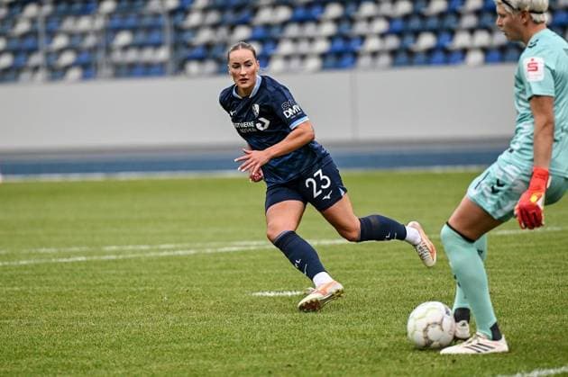 Women s Soccer DFB Cup 1st Round: VfL Bochum vs. SV Werder Bremen ** FOR EDITORIAL USE ONLY ** EDITORIAL USE ONLY ** p Nina Lange, VfL Bochum (in blue) plays against SV Werder Bremen (in pink) on Saturday, September 26, 2026, in the Women s Soccer DFB Cup main round at Lohrheide Stadium in Bochum, Germany (North Rhine-Westphalia), Bochum. Copyright VladimirxWegener Copyright: VladimirxWegener doc87rt608ca7mu3ynpcpq ,EDITORIAL USE ONLY Copyright: VladimirxWegener