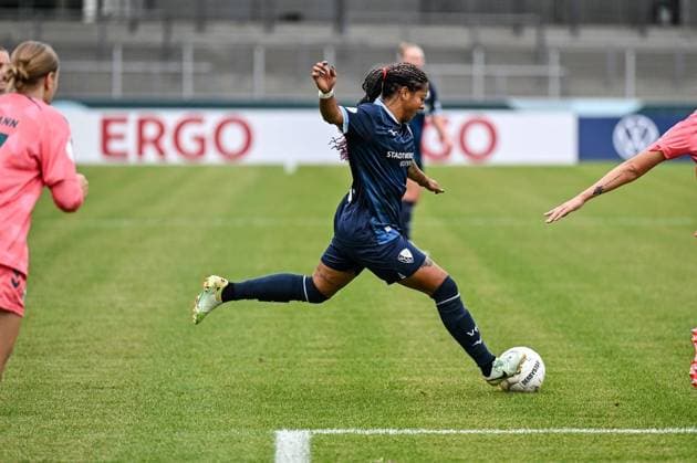 Women s Soccer DFB Cup, First Round: VfL Bochum vs. SV Werder Bremen ** FOR EDITORIAL USE ONLY ** EDITORIAL USE ONLY ** p Adrienne Leigh Jordan, VfL Bochum in blue, plays against SV Werder Bremen in pink on Saturday, September 26, 2026, in the Women s Soccer DFB Cup main round at Lohrheide Stadium in Bochum, Germany (North Rhine-Westphalia, Bochum). Copyright VladimirxWegener Copyright: VladimirxWegener doc87rt60hkys81e4tdjdav ,EDITORIAL USE ONLY Copyright: VladimirxWegener