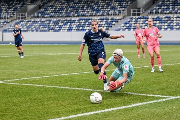 Women s Soccer DFB Cup 1st Round: VfL Bochum vs. SV Werder Bremen ** FOR EDITORIAL USE ONLY ** EDITORIAL USE ONLY ** p Dörthe Hoppius, VfL Bochum (in blue) will play against SV Werder Bremen (in pink) on Saturday, September 26, 2026, in the Women s Soccer DFB Cup main round at Lohrheide Stadium in Bochum, Germany (North Rhine-Westphalia, Bochum). Copyright VladimirxWegener Copyright: VladimirxWegener doc87rt60m5oqq1d712ycwh ,EDITORIAL USE ONLY Copyright: VladimirxWegener
