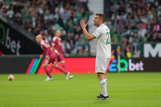 September 26, 2026, Soccer, FBL Men, Friendly Match, 100 Years of Weserstadion, Werder Legends vs. Real Madrid Legends 2026, Werder Legends vs. Real Madrid Leyendas, Goal Celebration, Jubilation, Goal Scorer, Goal Scorers, Sokratis, Werder Legends celebrate the goal that tied the game at 1-1. Photo: nordphoto GmbH, Tauchnitz, Bremen, Weserstadion, Bremen, Germany Copyright: xnordphotoxGmbHx xTauchnitzx