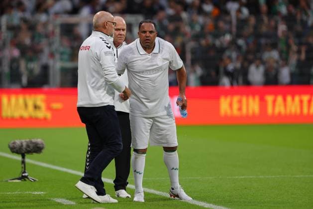 September 26, 2026, Soccer, FBL Men, Friendly Match, 100 Years of the Weserstadion, Werder Legends vs. Real Madrid Legends 2026, Werder Legends vs. Real Madrid Leyendas, Coaching Zone, Sideline, Coaches’ Area, Technical Area, Coach Thomas Schaaf of the Werder Legends giving instructions to Ailton, Werder Legends, Photo: nordphoto GmbH, Tauchnitz, Bremen, Weserstadion, Bremen, Germany Copyright: xnordphotoxGmbHx xTauchnitzx