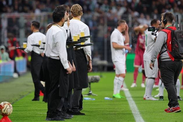 September 26, 2026, Soccer, FBL Men, Friendly Match, 100 Years of Weserstadion, Werder Legends 2026 Showdown, Werder Legends vs. Real Madrid Leyendas. Drink break after 30 minutes with a Herrengedeck (beer and a shot). Photo: nordphoto GmbH, Tauchnitz, Bremen, Weserstadion, Bremen, Germany Copyright: xnordphotoxGmbHx xTauchnitzx