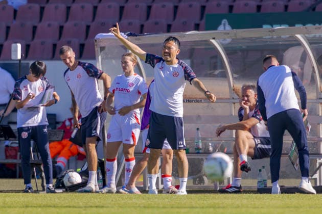 Ingolstadt, Germany, September 26, 2026, 2026–2027 DFB Women’s Cup, First Round: FC Ingolstadt 04 vs. 1 FSV Mainz 05. Pictured: FSV coach Takashi Yamashita gesturing on the field. DFL and DFB regulations prohibit any use of photographs as image sequences and or quasi-video. ESV Stadion Bayern Copyright: xFotostandx xSchäferx