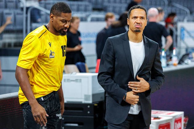 Yorman Polas Bartolo, MHP Riesen Ludwigsburg, 13, David McCray, MHP Riesen Ludwigsburg, Athletic Director, before tip-off, BMA365 Bamberg Baskets vs. MHP RIESEN Ludwigsburg, basketball, easyCredit BBL, Matchday 3, September 26, 2026, BMA365 Bamberg Baskets vs. MHP RIESEN Ludwigsburg, Basketball, easyCredit BBL, Matchday 3, September 26, 2026, Bamberg Copyright: xEibner-Pressefoto G.xSantemizx EP_EER