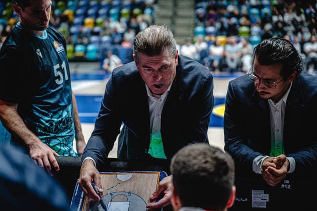 September 26, 2026, xhfmx, easyCredit BBL Bundesliga basketball, Frankfurt Skyliners vs. Rasta Vechta; Klaus Perwas, head coach of the Frankfurt Skyliners, gives instructions to his team in Frankfurt am Main