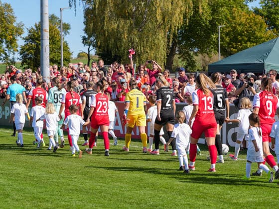 The teams before the game, SV Eutingen vs. FC Carl Zeiss Jena, Soccer, Women s DFB Cup, 2026–2027, September 26, 2026, SV Eutingen vs. FC Carl Zeiss Jena, soccer, Women’s DFB Cup, 2026–2027, September 26, 2026, Eutingen im Gäu Copyright: xEibner-Pressefoto DanielexLaxRocx EP_DLO