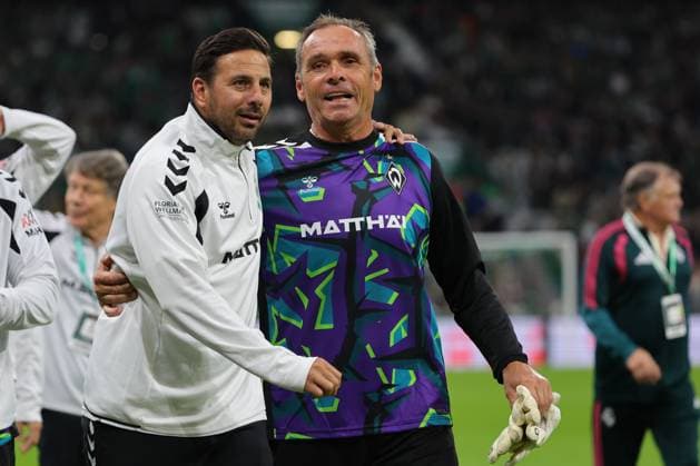 September 26, 2026, Soccer, FBL Men, Friendly Match, 100 Years of the Weserstadion, Werder Legends vs. Real Madrid Legends 2026, Werder Legends vs. Real Madrid Leyendas, halftime score 2–2; Assistant Coach Claudio Pizarro (Werder Legends) and Goalie Andreas Reinke (Werder Legends); Photo: nordphoto GmbH, Tauchnitz, Bremen, Weserstadion, Bremen, Germany Copyright: xnordphotoxGmbHx xTauchnitzx