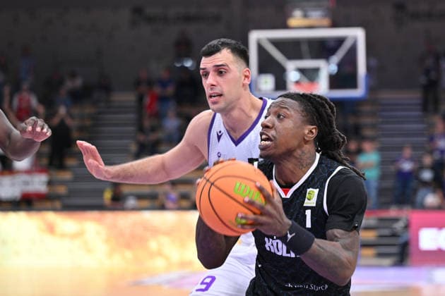 BG Göttingen vs. RheinStars Cologne, September 26, 2026, Göttingen Basketball, Men s 2nd Bundesliga, ProA, BG Göttingen vs. RheinStars Cologne, Sparkassen Arena, Antonio Deshon Williams (left), RheinStars Cologne drives to the basket against Omar Pajic (right), BG Göttingen, Göttingen, Lower Saxony, Germany