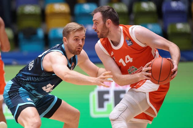 Frankfurt Skyliners vs. RASTA Vechta, easyCredit BBL: Philipp Herkenhoff (RASTA) scores 14 against Till Pape (Skyliners), Game 19 of the easyCredit BBL between the Frankfurt Skyliners and RASTA Vechta on September 26, 2026, at the Süwag Energie ARENA in Frankfurt am Main, Frankfurt am Main, Hesse, Germany, Süwag Energie ARENA