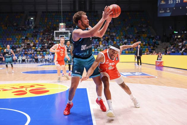 Frankfurt Skyliners vs. RASTA Vechta, easyCredit BBL: Race Thompson (Skyliners) vs. Nelson Weidemann (RASTA), 30th game of the easyCredit BBL between the Frankfurt Skyliners and RASTA Vechta on September 26, 2026, at the Süwag Energie ARENA in Frankfurt am Main, Frankfurt am Main, Hesse, Germany, Süwag Energie ARENA