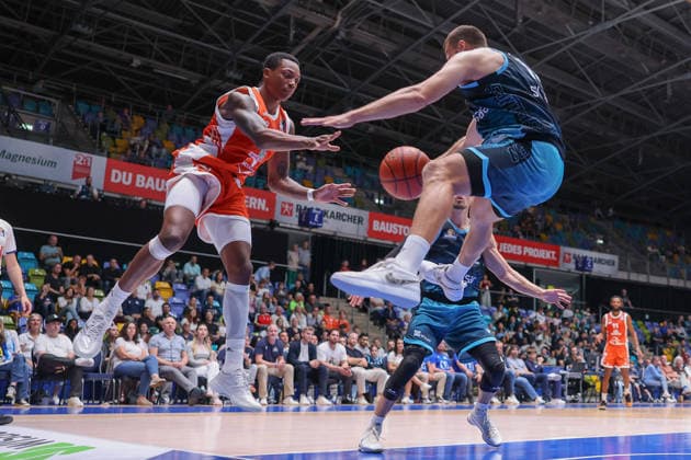 Frankfurt Skyliners vs. RASTA Vechta, easyCredit BBL: Justin Edler Davis (RASTA), No. 10 passes the ball through the legs of Radii Caisin of the Skyliners, No. 15, in the easyCredit BBL game between the Frankfurt Skyliners and RASTA Vechta on September 26, 2026, at the Süwag Energie ARENA in Frankfurt am Main, Frankfurt am Main, Hesse, Germany, Süwag Energie ARENA