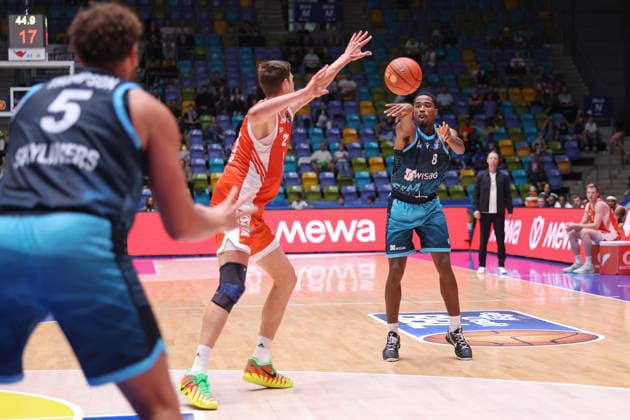 Frankfurt Skyliners vs. RASTA Vechta, easyCredit BBL: William Christmas of the Skyliners (No. 8) passes the ball to Race Thompson of the Skyliners, 5, an easyCredit BBL game between the Frankfurt Skyliners and RASTA Vechta on September 26, 2026, at the Süwag Energie ARENA in Frankfurt am Main, Frankfurt am Main, Hesse, Germany, Süwag Energie ARENA