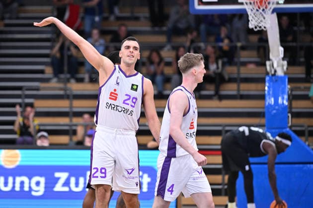BG Göttingen vs. RheinStars Cologne, September 26, 2026, Göttingen Basketball, Men s 2nd Bundesliga, ProA, BG Göttingen vs. RheinStars Cologne, Sparkassen Arena, Omar Pajic of BG Göttingen makes a gesture with his arm outstretched, Göttingen, Lower Saxony, Germany