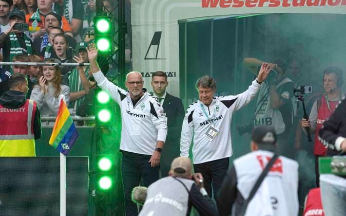 Photo: Coach Thomas Schaaf (left), Bremen, and Otto Rehhagel greet the fans before kickoff of the Bundesliga special match on Saturday, September 26, 2026—the 100th-anniversary game at Weserstadion featuring Werder Bremen Legends vs. Real Madrid Leyendas.