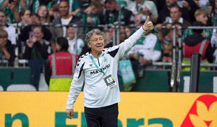 Photo: Bremen s former coach Otto Rehhagel greets the fans before kickoff of the Bundesliga special match on Saturday, September 26, 2026—the 100th-anniversary match of the Weserstadion featuring Werder Bremen Legends vs. Real Madrid Leyendas