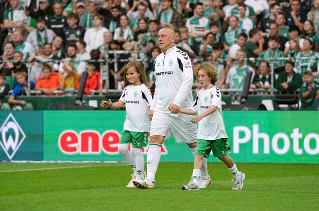 Photo: Ivan Klasnic of Bremen enters the stadium with two ball girls. Bundesliga Special Match, Saturday, September 26, 2026. 100th Anniversary Match of the Weserstadion: Werder Bremen Legends vs. Real Madrid Leyendas