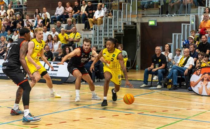 CJ Hines Kreisbau Kirchheim Knights, 02 vs. Sebastian Brach SBB Boerde Baskets, 10 GER, Kreisbau Knights vs. SBB Baskets, Basketball, ProA, Matchday 1, 2026–2027 Season, September 26, 2026 GER, Kreisbau Kirchheim Knights vs. SBB Baskets, Basketball, ProA, Matchday 1, 2026–2027 season, September 26, 2026 Copyright: xEibner-Pressefoto DavidexDixGiovx EP_DGI