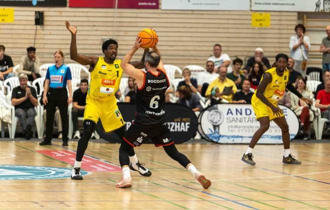Martin Bogdanov, SBB Boerde Baskets, 06 vs. Philip Alston, Kreisbau Kirchheim Knights, 01 GER, Kreisbau Knights vs. SBB Baskets, Basketball, ProA, Matchday 1, 2026–2027 Season, September 26, 2026 GER, Kreisbau Kirchheim Knights vs. SBB Baskets, Basketball, ProA, Matchday 1, 2026–2027 season, September 26, 2026 Copyright: xEibner-Pressefoto DavidexDixGiovx EP_DGI