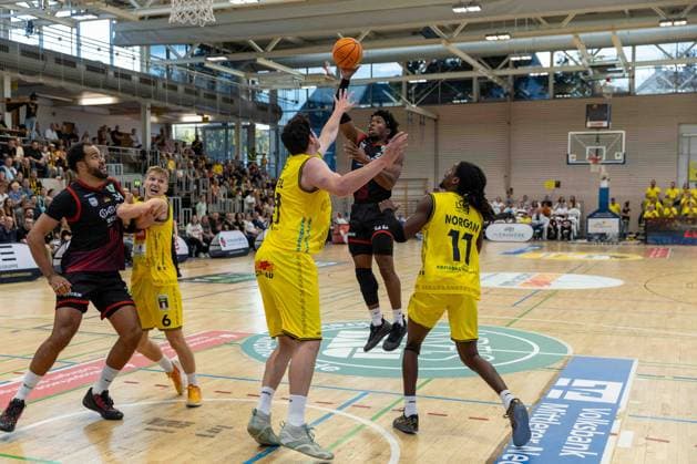 Kenneth Andrew Cooper of the SBB Boerde Baskets, 22, shooting against Nico Bretzel of the Kreisbau Kirchheim Knights, 21 GER, Kreisbau Knights vs. SBB Baskets, Basketball, ProA, Matchday 1, 2026–2027 season, September 26, 2026 GER, Kreisbau Kirchheim Knights vs. SBB Baskets, Basketball, ProA, Matchday 1, 2026–2027 Season, September 26, 2026 Copyright: xEibner-Pressefoto DavidexDixGiovx EP_DGI