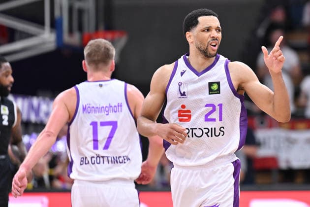 BG Göttingen vs. RheinStars Cologne, September 26, 2026, Göttingen Basketball, Men s 2nd Bundesliga, ProA, BG Göttingen vs. RheinStars Cologne, Sparkassen Arena, Zach Jackson (right), BG Göttingen celebrates after scoring a basket, Göttingen, Lower Saxony, Germany