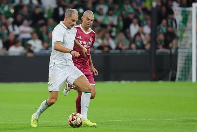 September 26, 2026, Soccer, FBL Men, Friendly Match, 100 Years of the Weserstadion, Werder Legends vs. Real Madrid Legends 2026, Werder Legends vs. Real Madrid Leyendas: Angelos Charisteas of the Werder Legends goes head-to-head with Pepe of the Real Madrid Leyendas. Photo: nordphoto GmbH, Tauchnitz, Bremen, Weserstadion, Bremen, Germany Copyright: xnordphotoxGmbHx xTauchnitzx