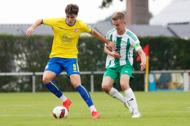 Straelen, Germany, September 26, 2026—2026–2027 Lower Rhine Cup, Round 2: Sportfreunde Broekhuysen vs. Rot-Weiss Essen. Pictured from left, in a tackle: Jaka Potocnik (RWE) and Hendrik Hünnekens (Broekhuysen) at the stadium on Römerstraße North Rhine-Westphalia Copyright: xFotostandx xVanxderxVeldenx