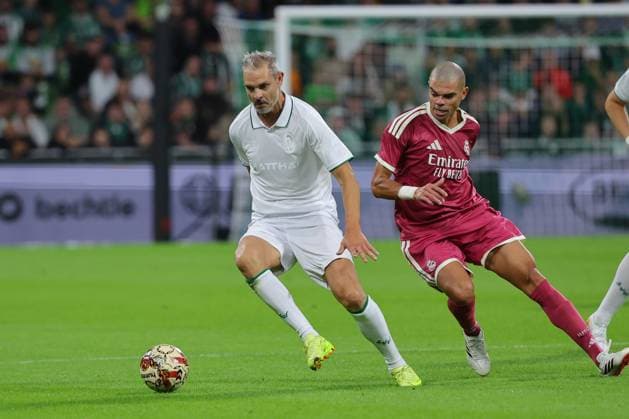 September 26, 2026, Soccer, FBL Men, Friendly Match, 100th Anniversary of the Weserstadion, Werder Legends vs. Real Madrid Legends 2026, Werder Legends vs. Real Madrid Leyendas: Angelos Charisteas of the Werder Legends in a one-on-one battle against Pepe of the Real Madrid Leyendas. Photo: nordphoto GmbH, Tauchnitz, Bremen, Weserstadion, Bremen, Germany Copyright: xnordphotoxGmbHx xTauchnitzx