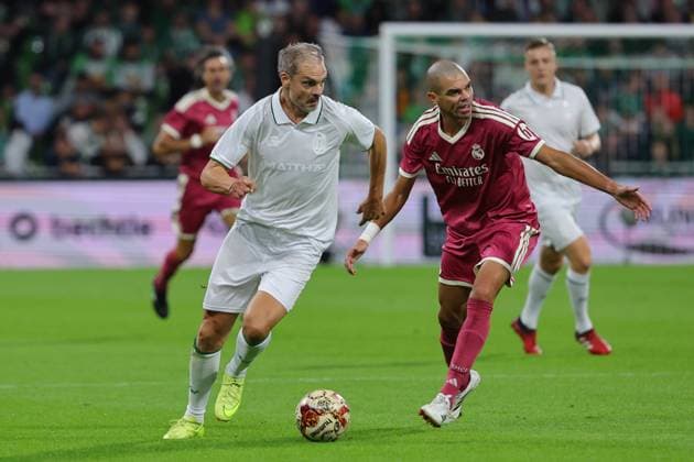 September 26, 2026, Soccer, FBL Men, Friendly Match, 100th Anniversary of the Weserstadion, Werder Legends vs. Real Madrid Legends 2026, Werder Legends vs. Real Madrid Leyendas: Angelos Charisteas of the Werder Legends in a one-on-one battle against Pepe of the Real Madrid Leyendas. Photo: nordphoto GmbH, Tauchnitz, Bremen, Weserstadion, Bremen, Germany Copyright: xnordphotoxGmbHx xTauchnitzx