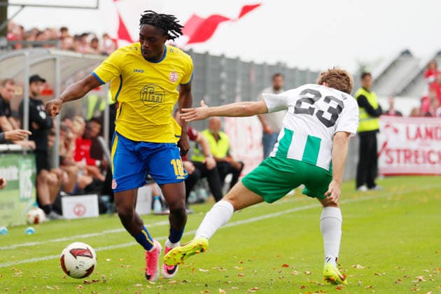 Straelen, Germany, September 26, 2026, Lower Rhine Cup 2026–2027, Second Round: Sportfreunde Broekhuysen vs. Rot-Weiss Essen. Pictured from left, in a tackle: Dickson Abiama (RWE) and Nils Hannaleck (Broekhuysen). Stadium on Römerstraße, North Rhine-Westphalia Copyright: xFotostandx xVanxderxVeldenx