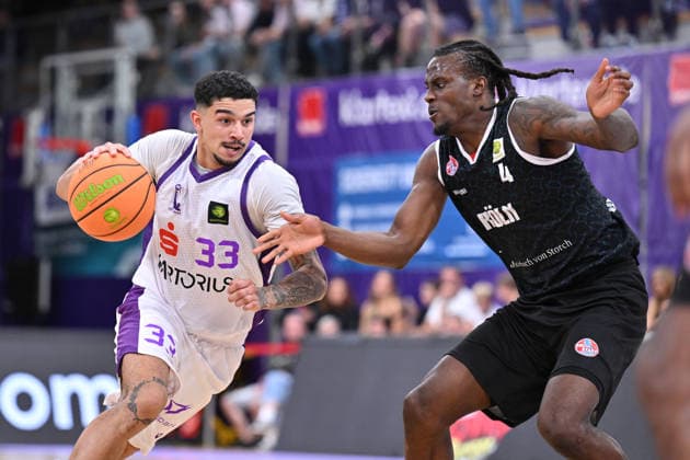 BG Göttingen vs. RheinStars Cologne, September 26, 2026, Göttingen Basketball, Men s 2nd Bundesliga, ProA, BG Göttingen vs. RheinStars Cologne, Sparkassen Arena, Tai Bibbs (left), BG Göttingen dribbles past a RheinStars Cologne player (right), Göttingen, Lower Saxony, Germany