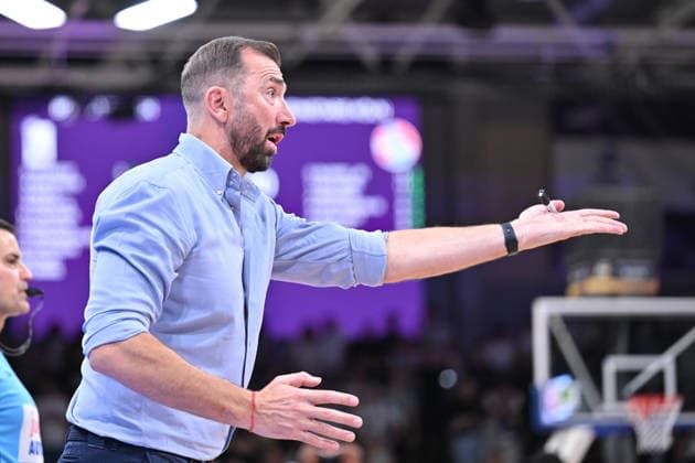 BG Göttingen vs. RheinStars Cologne, September 26, 2026, Göttingen Basketball, Men’s 2nd Bundesliga, ProA, BG Göttingen vs. RheinStars Cologne, Sparkassen Arena. Head Coach Zoran Kukic of the RheinStars Cologne gestures from the sidelines in Göttingen, Lower Saxony, Germany