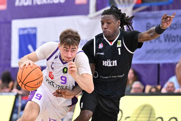 BG Göttingen vs. RheinStars Cologne, September 26, 2026, Göttingen Basketball, Men s 2nd Bundesliga, ProA, BG Göttingen vs. RheinStars Cologne, Sparkassen Arena, Radvilas Kneizys (left), BG Göttingen dribbling against Antonio Deshon Williams (right), RheinStars Cologne, Göttingen, Lower Saxony, Germany