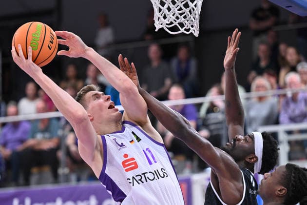BG Göttingen vs. RheinStars Cologne, September 26, 2026, Göttingen Basketball, Men s 2nd Bundesliga, ProA, BG Göttingen vs. RheinStars Cologne, Sparkassen Arena, Robin Lodders, BG Göttingen drives to the basket, Göttingen, Lower Saxony, Germany