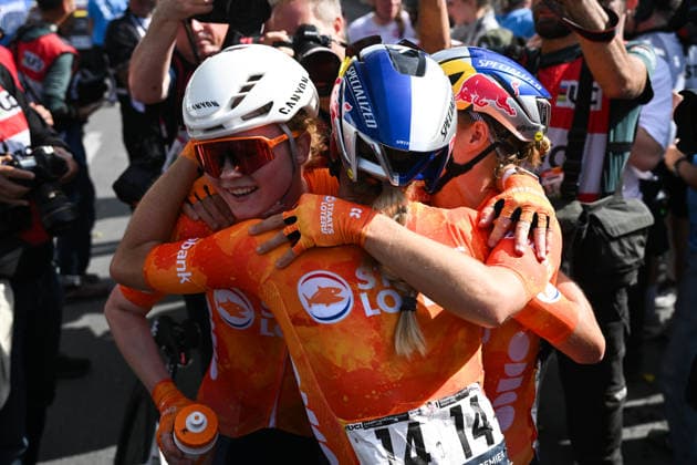 2026 UCI Road World Championships Picture by Zac Williams SWpix.com - 26 09 2026 - Cycling - 2026 UCI Road World Championships - MontrÃ al, Canada - Women Elite Road Race - Demi Vollering (Netherlands) celebrates winning to become World Champion Copyright: x xSWpix.comx(t axPhotographyxHubxLtd)xZacxWilliams SWpix.comx SWP-3521-4449