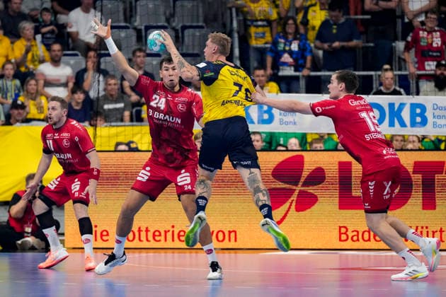 From left: Daniel Dujshebaev (MTM), 24, Edwin Aspenbäck (RNL), 78, Reynir Thor Stefansson (MTM), 19, tackle, game scene, duel, tackle, tackling, dynamism, action, 26 09 2026, Mannheim, Germany, handball, Bundesliga, Rhein-Neckar Löwen vs. MT Melsungen xozx