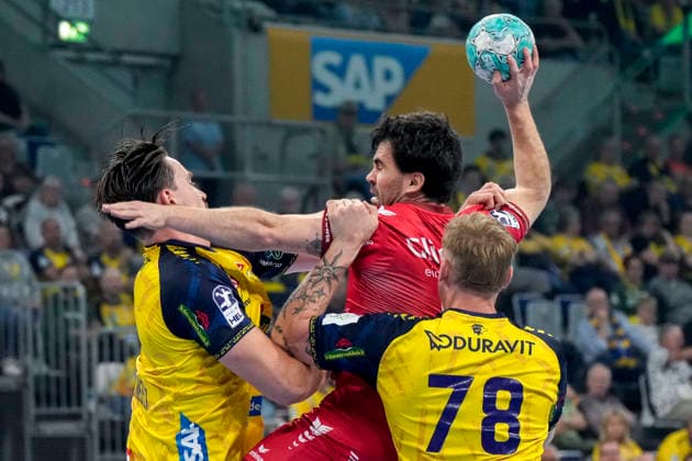 From left: Robert Timmermeister (RNL), 7, Erik Balenciaga Azcue (MTM), 6, Edwin Aspenbäck (RNL), 78, tackle, game scene, duel, tackle, tackling, dynamics, action, 09 26 2026, Mannheim, Germany, handball, Bundesliga, Rhein-Neckar Löwen vs. MT Melsungen xozx