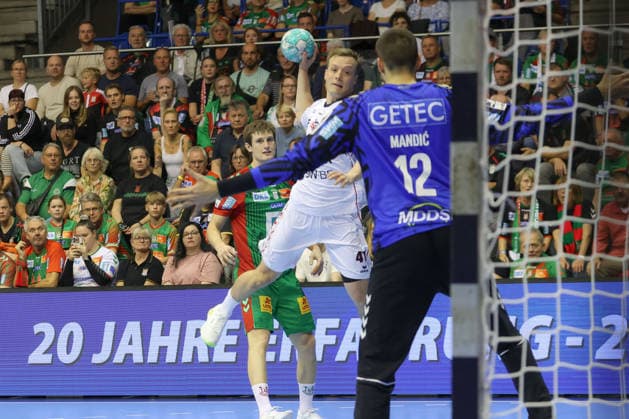 September 26, 2026, xtgx, Opel HBL Handball, SC Magdeburg vs. SG BBM Bietigheim emspor, from left: Till Hermann (Bietigheim), 41, takes a shot, goal scorer, scores a goal, goal, scores the goal (Magdeburg)