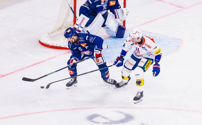 Ice Hockey National League Regular Season: ZSC Lions vs. EHC Kloten, Zurich, Switzerland, September 26, 2026. At 11:00, Keanu Derungs of Kloten puts ZSC Lions defenseman 6 Yannick Weber under pressure during the forecheck. Copyright: xAndreasxHaasx
