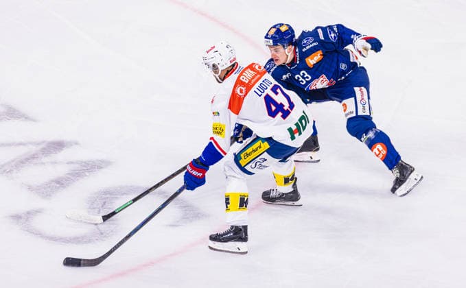 Ice Hockey National League Regular Season: ZSC Lions vs. EHC Kloten, Zurich, Switzerland, September 26, 2026. Defenseman No. 44 Jan Schwendeler of the ZSC Lions puts No. 47 Joona Luoto of Kloten under pressure. Copyright: xAndreasxHaasx