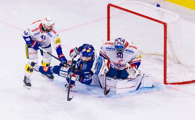 Ice Hockey National League Regular Season: ZSC Lions vs. EHC Kloten, Zurich, Switzerland, September 26, 2026. Defender No. 41, Leandro Profico (Kloten), tackles No. 10, Sven Andrighetto (ZSC Lions), in front of goaltender No. 50, Reto Berra (Kloten). Copyright: xAndreasxHaasx